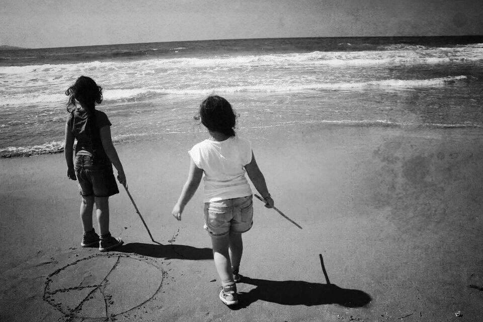 full length, childhood, beach, sea, boys, lifestyles, water, leisure activity, elementary age, casual clothing, girls, shore, horizon over water, rear view, innocence, sand, standing, walking