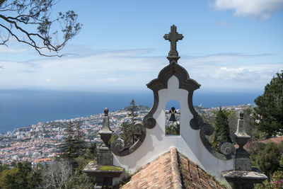 Panoramic view of sea and buildings against sky