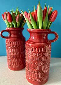 Close-up of red roses in vase on table