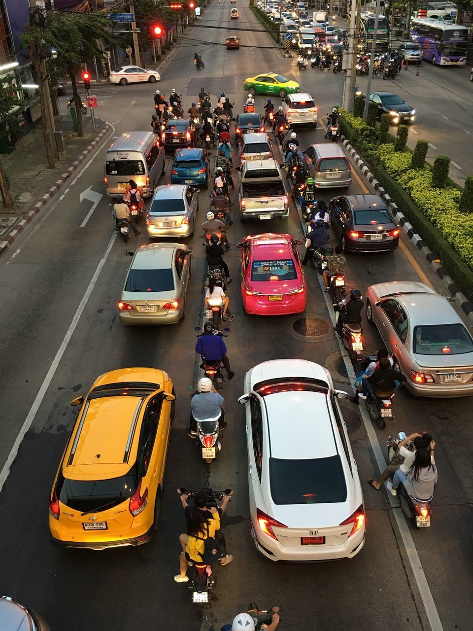 HIGH ANGLE VIEW OF CARS ON ROAD