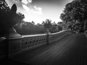 Statue against sky