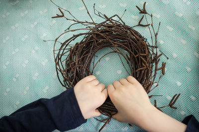 Children make a wreath of branches, nest for birds
