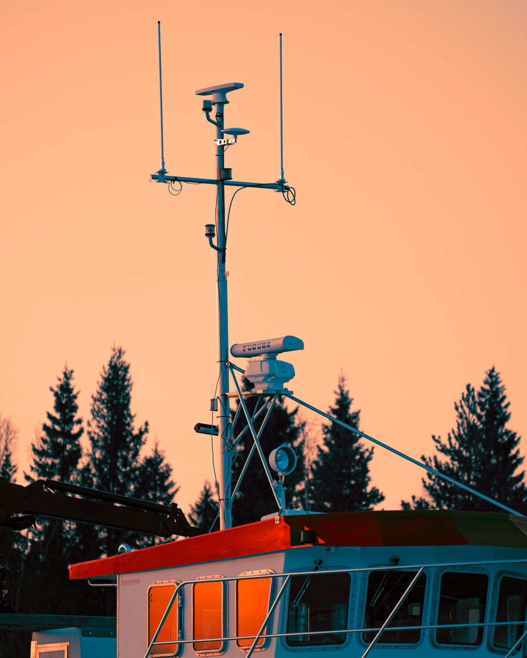 LOW ANGLE VIEW OF COMMUNICATIONS TOWER AGAINST CLEAR SKY