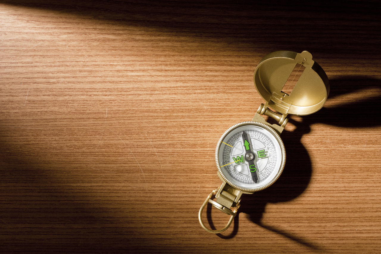 HIGH ANGLE VIEW OF CLOCK ON THE TABLE