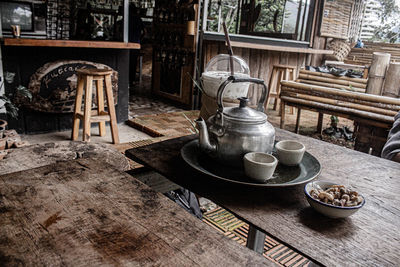 Table and chairs in bowl