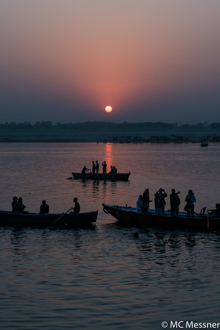 SILHOUETTE OF BOATS IN SEA