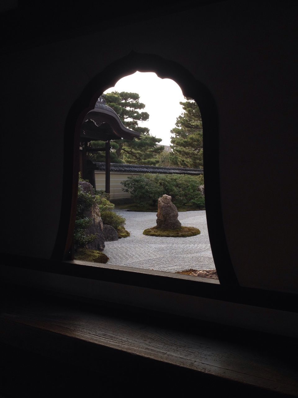 Japanese Temple Window View Japanese Culture Japanese Traditional Fine Art Photography Ultimate Japan Getting Inspired Check This Out Capture The Moment Eye4photography  Japanese Style Japan Photography Cellphone Photography Taking Photos EyeEm Gallery Hello World EyeEm Kyoto Japan Winter Travel Architecture Wooden Beautiful 建仁寺