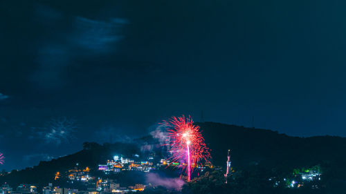 Images with new year's, réveillon, fireworks exploding in the sky in niterói, rio de janeiro, brazil