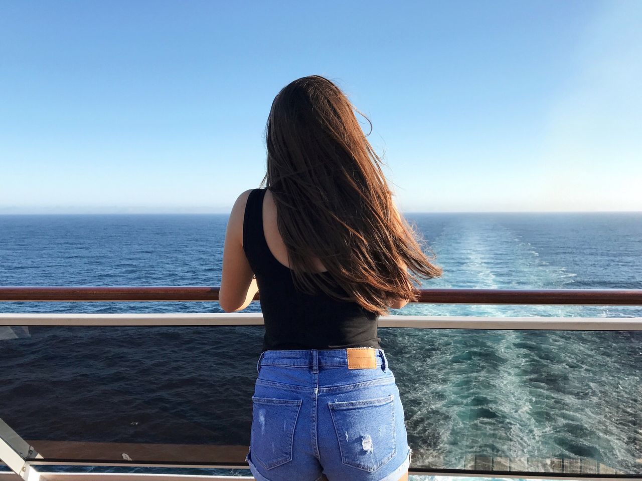 sea, horizon over water, water, one person, real people, rear view, nature, standing, leisure activity, scenics, long hair, clear sky, tranquility, beauty in nature, outdoors, day, lifestyles, blue, young adult, young women, women, sky, people