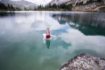 Man dives into alpine lake