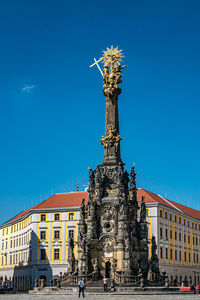 Statue of historic building against blue sky