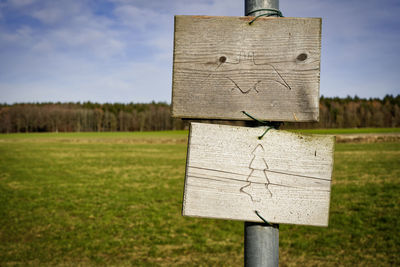 Sign close up in front of a forest