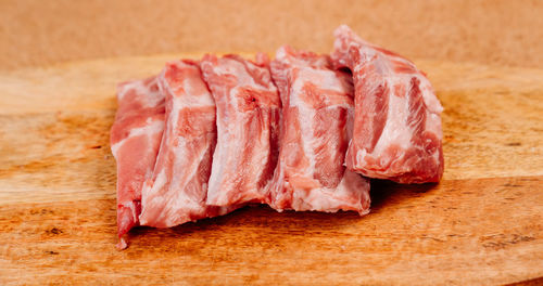 Close-up of chopped bread on cutting board