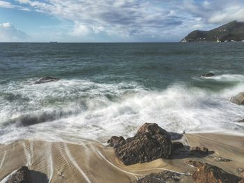 Waves breaking on rocks