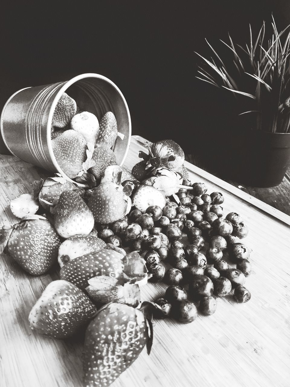 HIGH ANGLE VIEW OF BERRIES ON TABLE