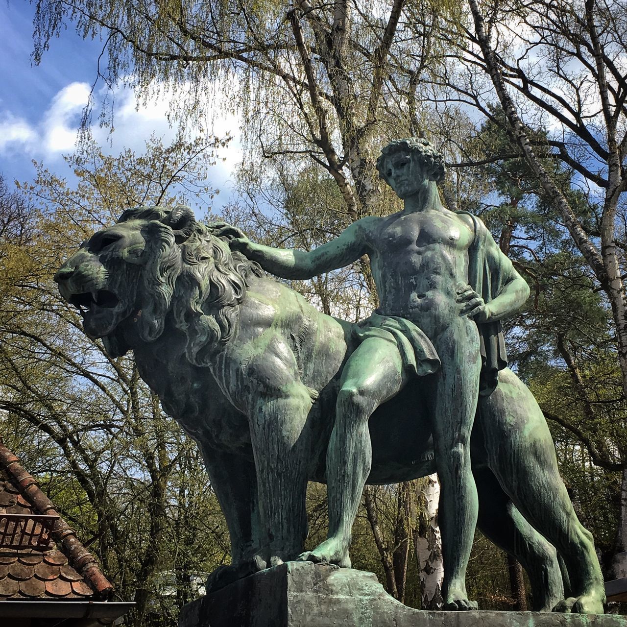 LOW ANGLE VIEW OF STATUE AGAINST SKY