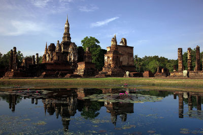 Ruins of ancient buddhist temple in sukhothai historical park