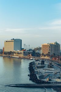 Observado la bella ciudad y el océano 