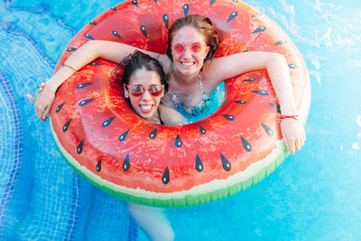 Portrait of smiling friends in swimming pool