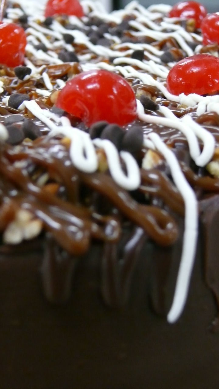 CLOSE-UP OF STRAWBERRIES ON TABLE