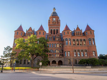 Dallas county courthouse with clear, blue sky behind.