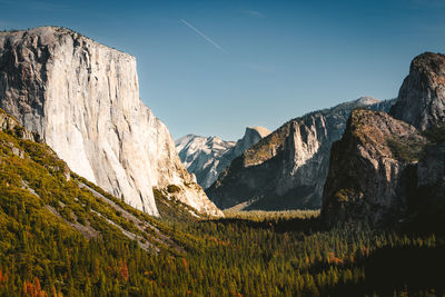 Most famous mountains inside yosemite nationalpark, california. el capitan and half dome.