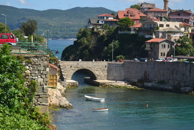 Arch bridge over river in city