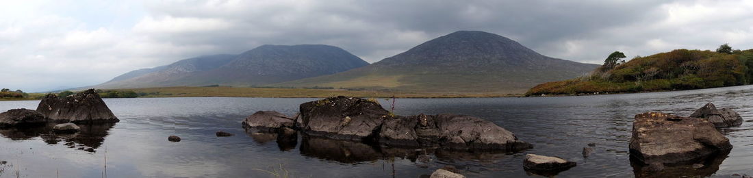 Panoramic view of lake and mountains against sky