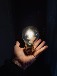  hand holding light bulb