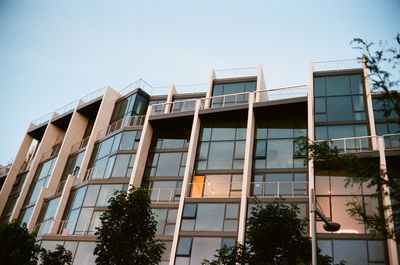 Low angle view of building in brooklyn bridge park against sky