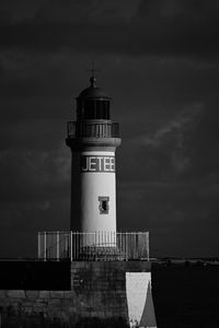 Low angle view of ship. jetée 