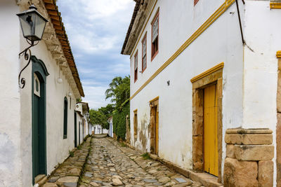 Street in the historic city of paraty in rio de janeiro with colonial style houses