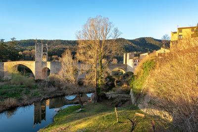 Arch bridge by building against clear sky