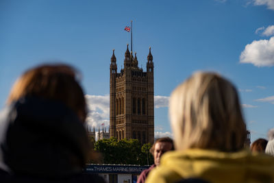 Uk - london - 09-16-2022. two people  admire the tower of westminster hall.