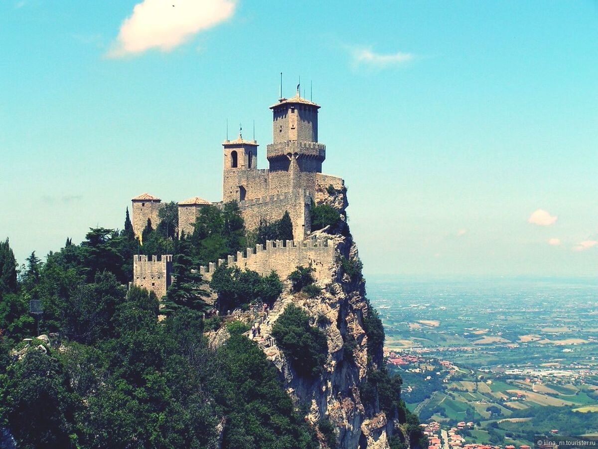 architecture, built structure, building exterior, water, sky, history, famous place, castle, travel destinations, tourism, travel, blue, sea, waterfront, cloud - sky, place of worship, religion, the past, cloud, outdoors