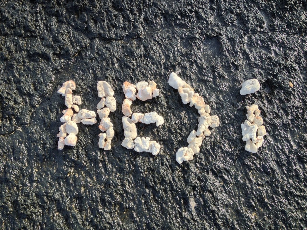 high angle view, sand, ground, textured, beach, pebble, dirt, still life, day, nature, close-up, no people, stone - object, dry, outdoors, directly above, street, asphalt, sunlight, field