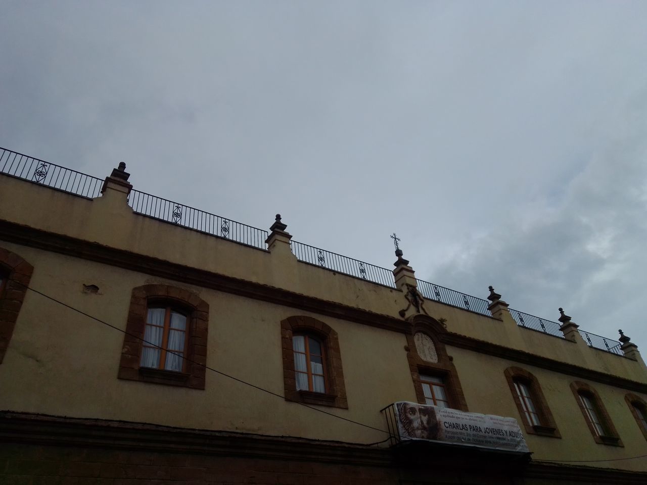 LOW ANGLE VIEW OF HOUSE AGAINST SKY