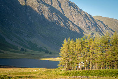 Scenic view of loch achtriochtan in glen coe, scottish highlands. tranquil scene of beautiful nature 