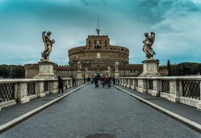 Statue of historical building against cloudy sky