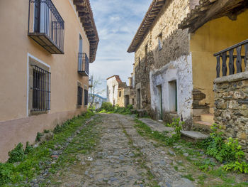 Narrow alley amidst buildings in city