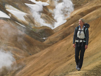 Young woman hiking in the icelandic highlands
