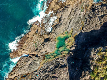 Drone view of the mermaid rock pools at matapouri bay near whangarei, north island, new zealand