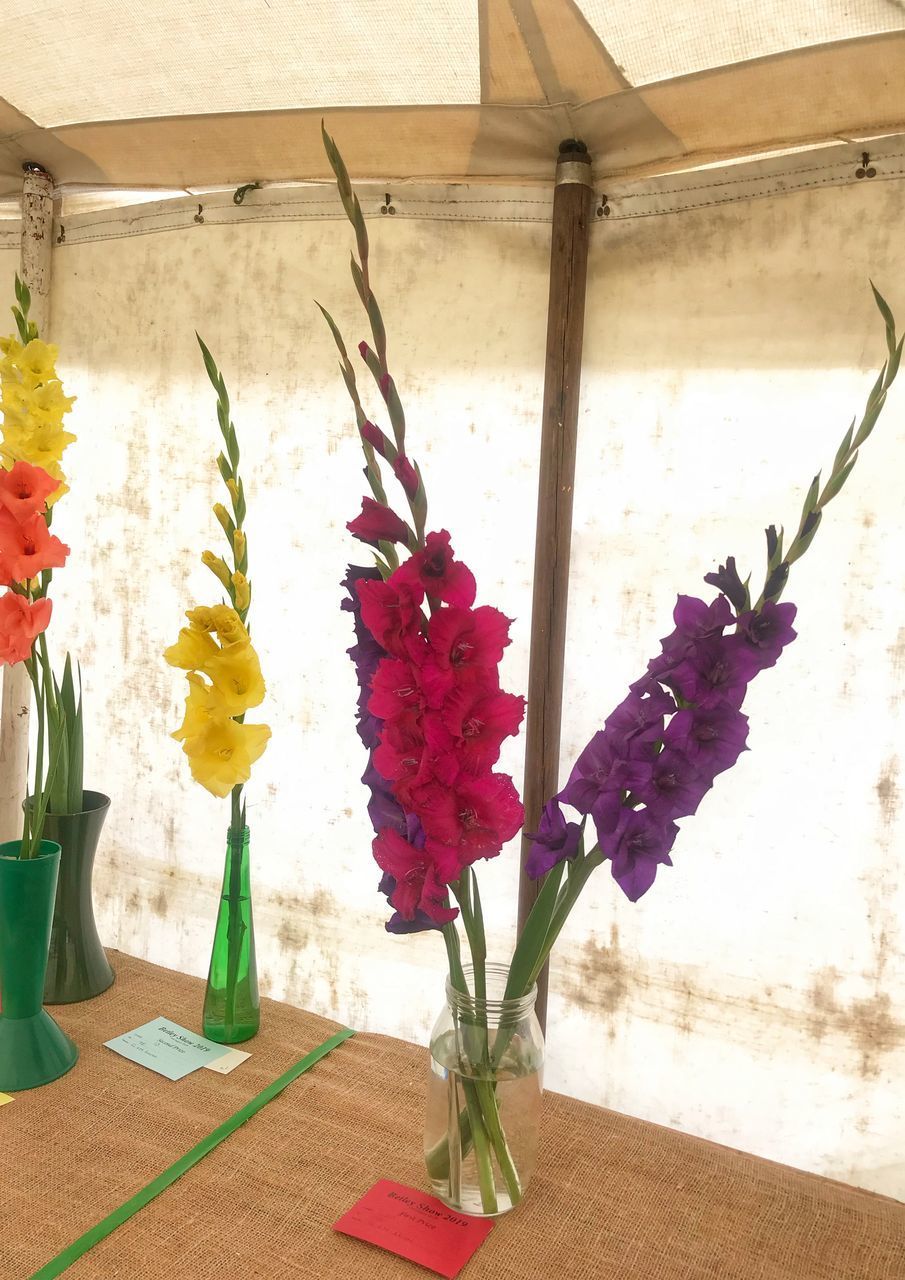 FLOWER VASE ON TABLE AT HOME