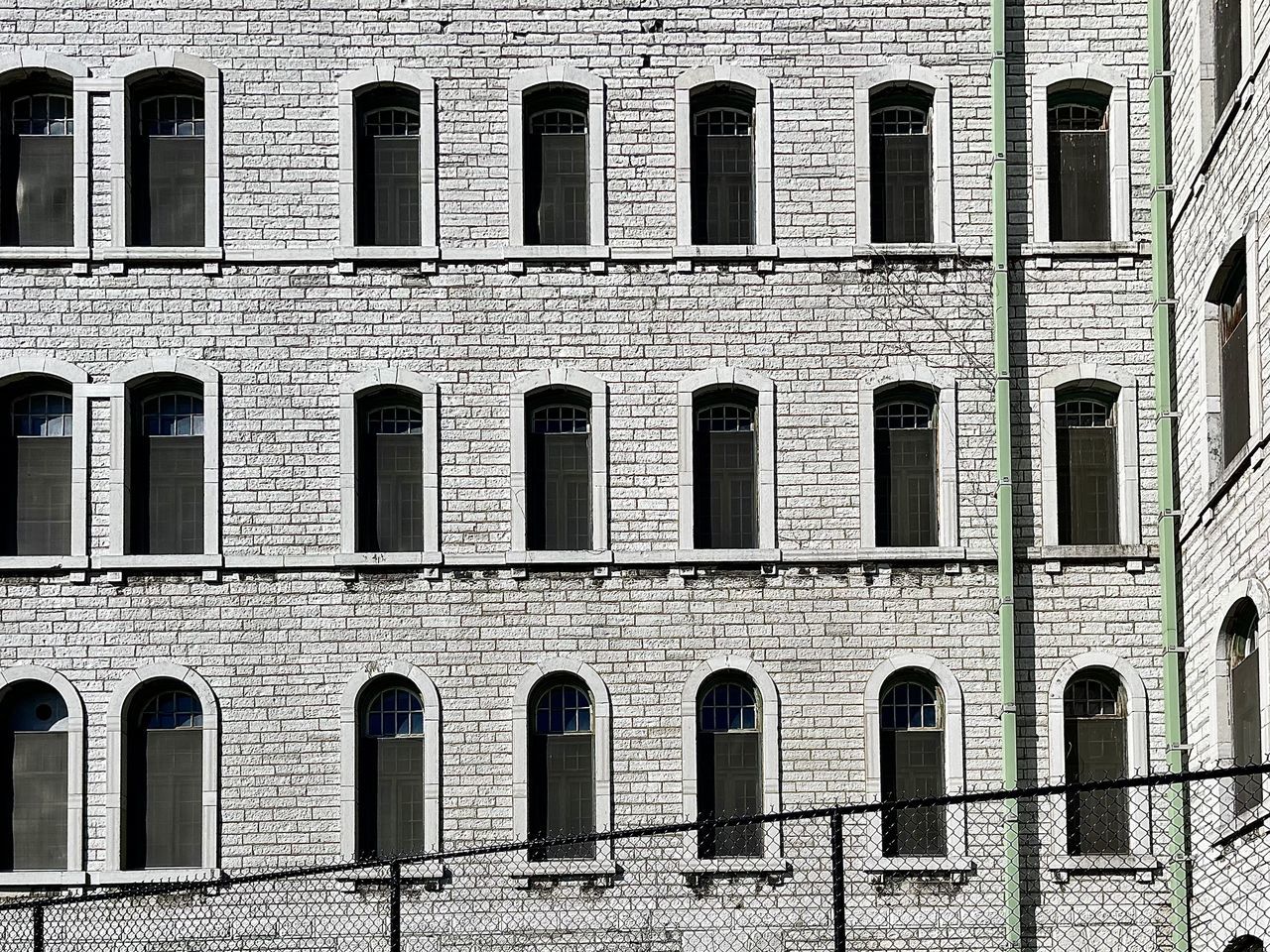 FULL FRAME SHOT OF BUILDING IN CITY