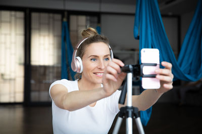 Portrait of young woman exercising in gym