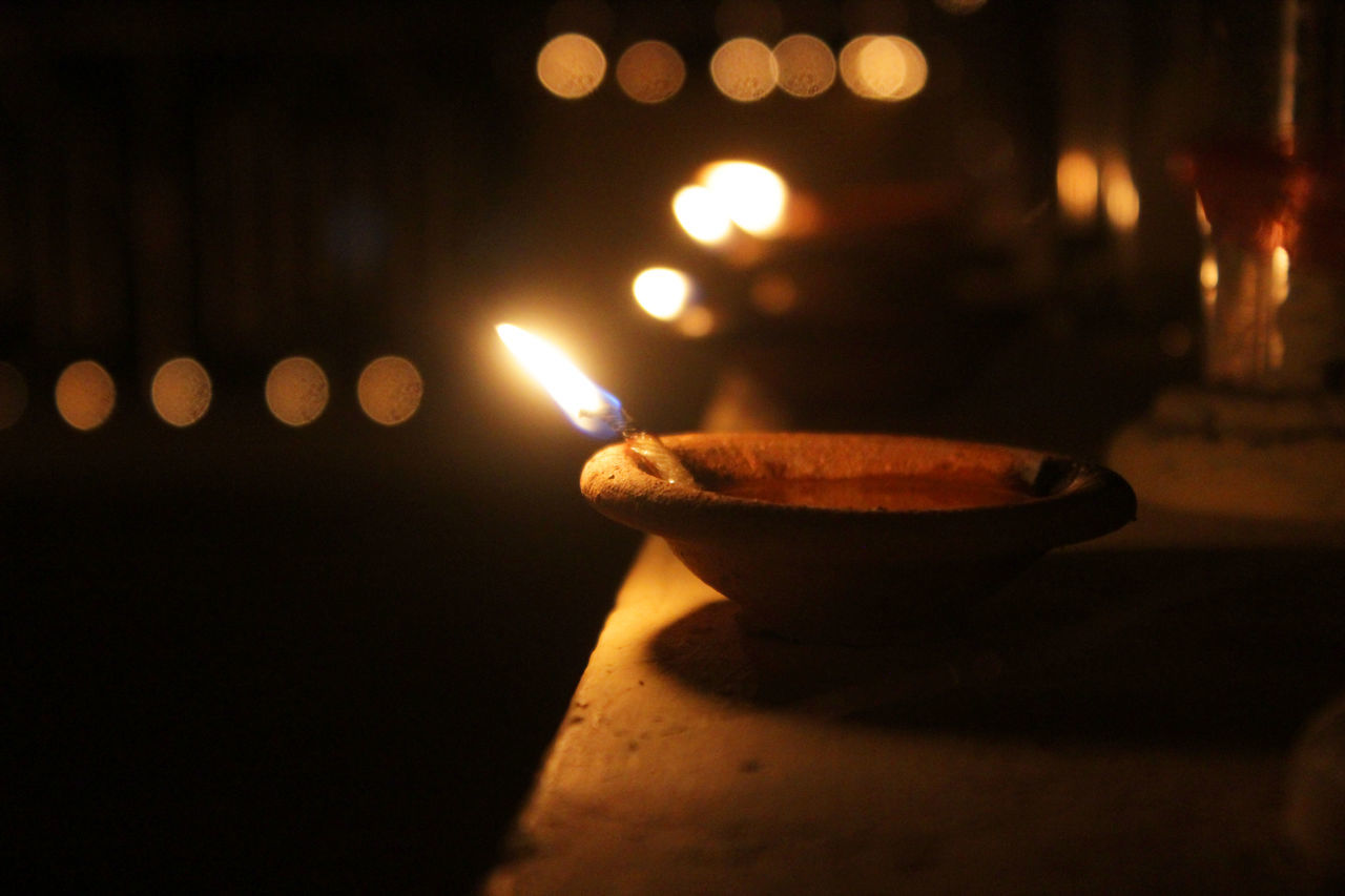 illuminated, drink, night, close-up, focus on foreground, glowing, defocused, lit, candle, decoration, selective focus, burning, lens flare, candlelight, freshness