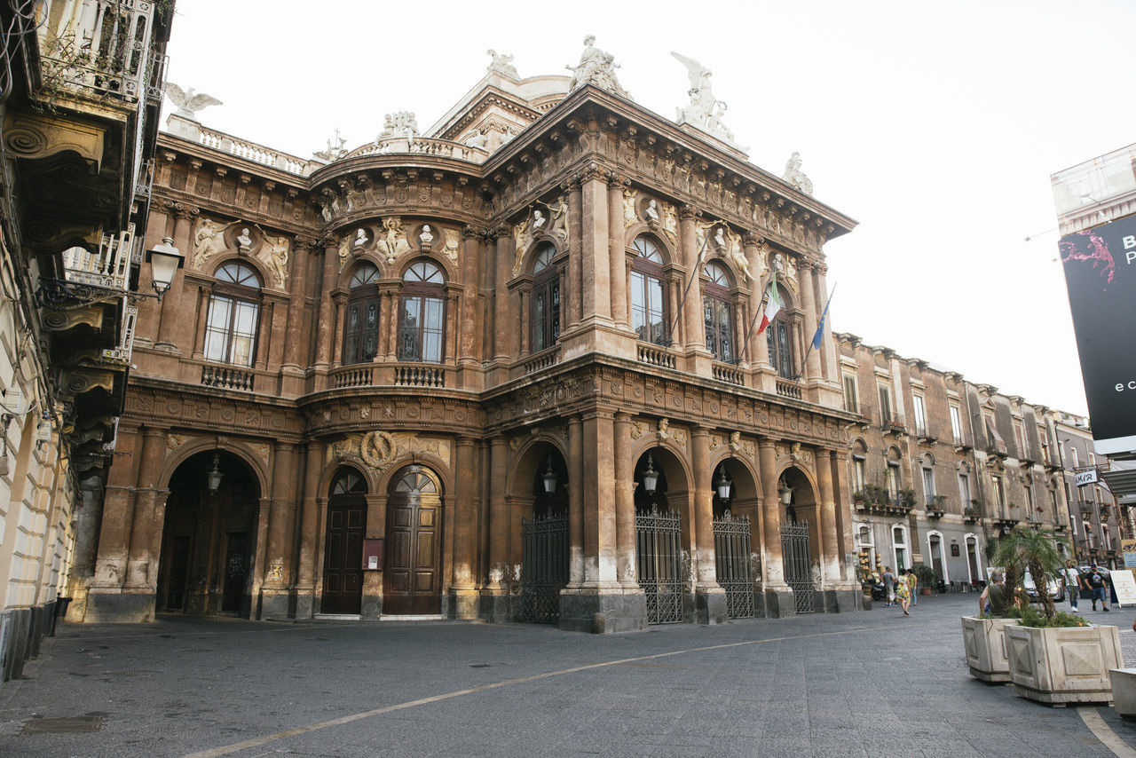 LOW ANGLE VIEW OF BUILDING IN CITY