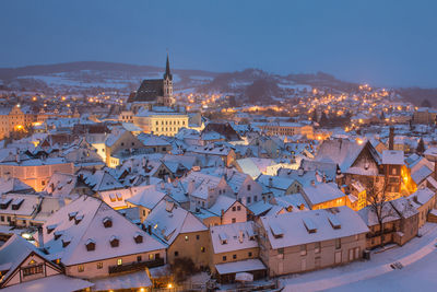 Winter view old town of cesky krumlov and church in cesky krumlov, czech republic