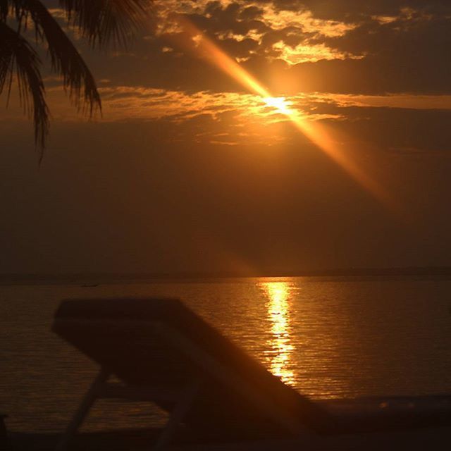 sunset, sun, water, reflection, sea, tranquil scene, scenics, tranquility, horizon over water, orange color, beauty in nature, sunlight, sunbeam, sky, nature, idyllic, lens flare, silhouette, beach, outdoors