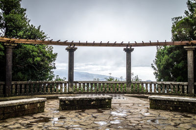 Arch bridge against sky